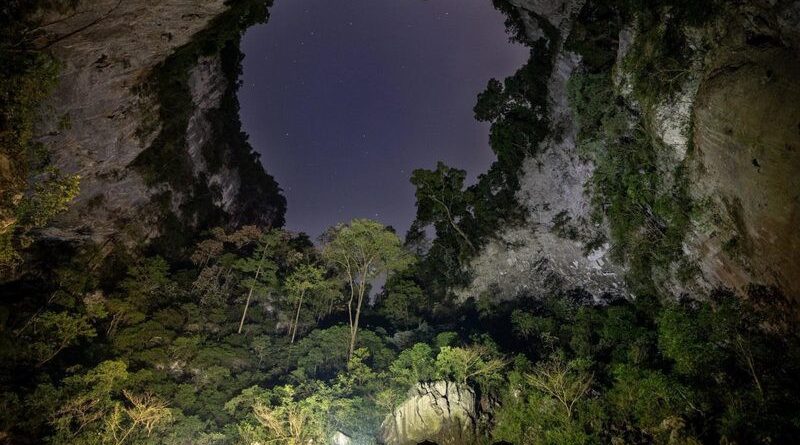 Hố sụt Kong Collapse